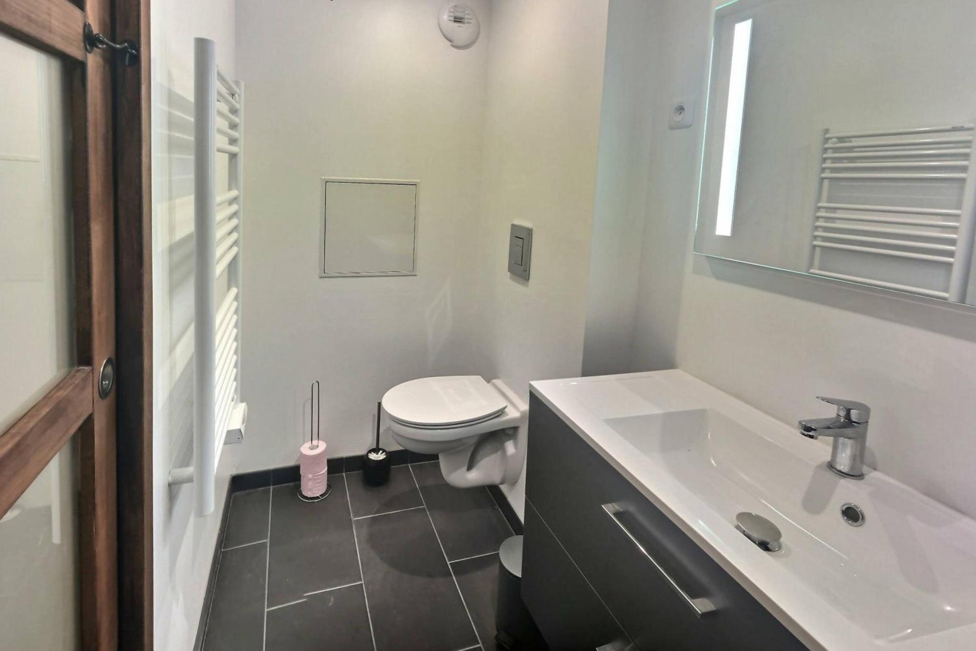 Magnifique, T2 Bis Spacieux & Calme, Neuf, Parking Apartment *